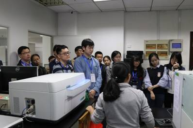 与会者参观实验室