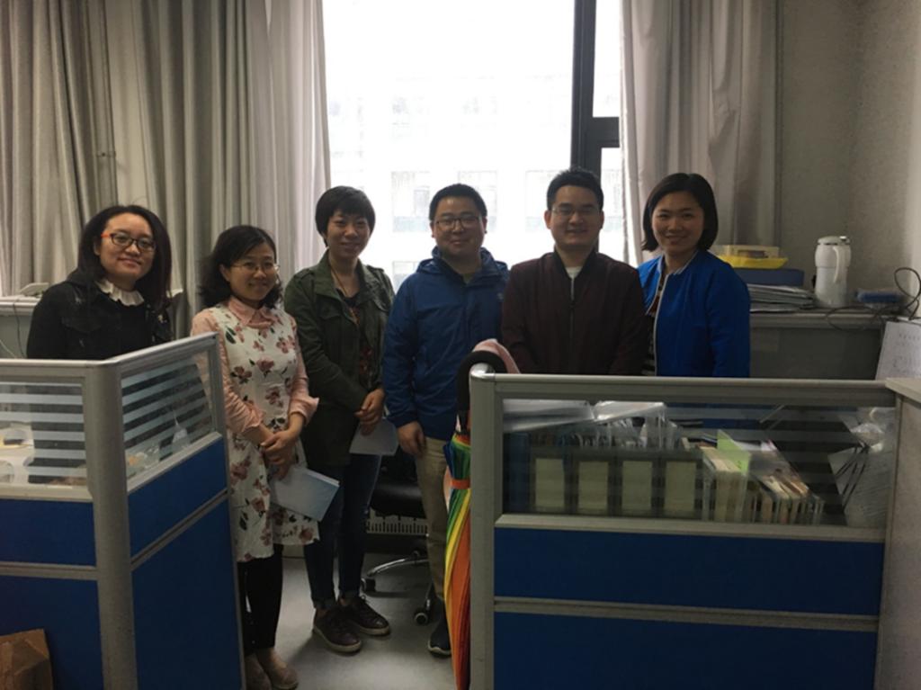 余惠凡与首都医科大学实验与测试中心老师们合影