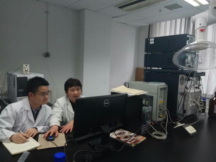 余惠凡跟宋学英老师认真学习高效液相色谱仪串接电化学检测器