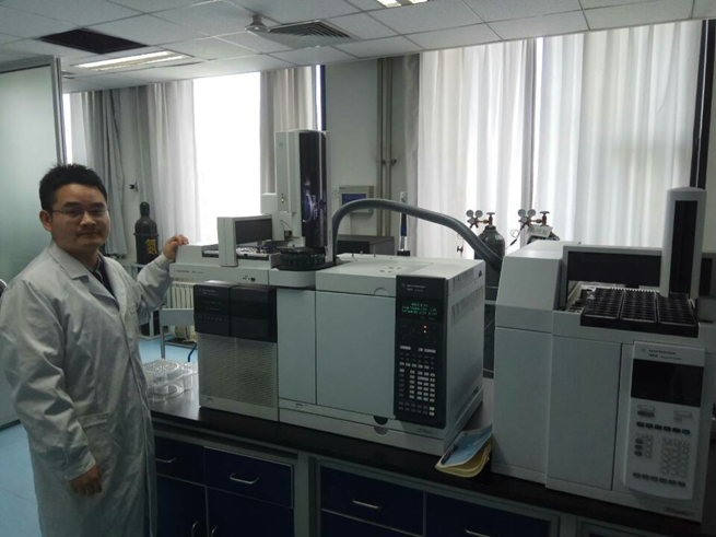 余惠凡老师和GC-MS(Agilent 7000)合影
